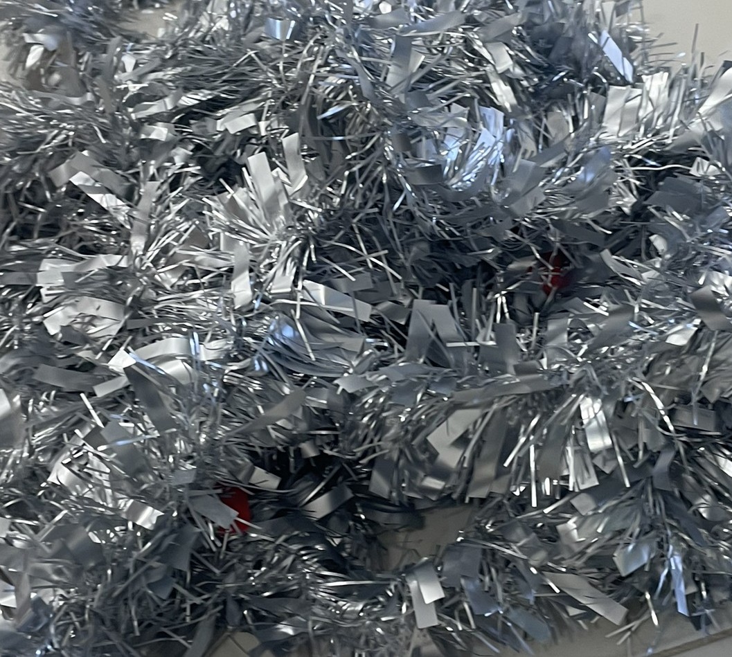 สายรุ้งฟอยล์ พู่ตกแต่งต้นไม้ Foil Tinsel Garland ยาว 5 เมตร สีเงิน