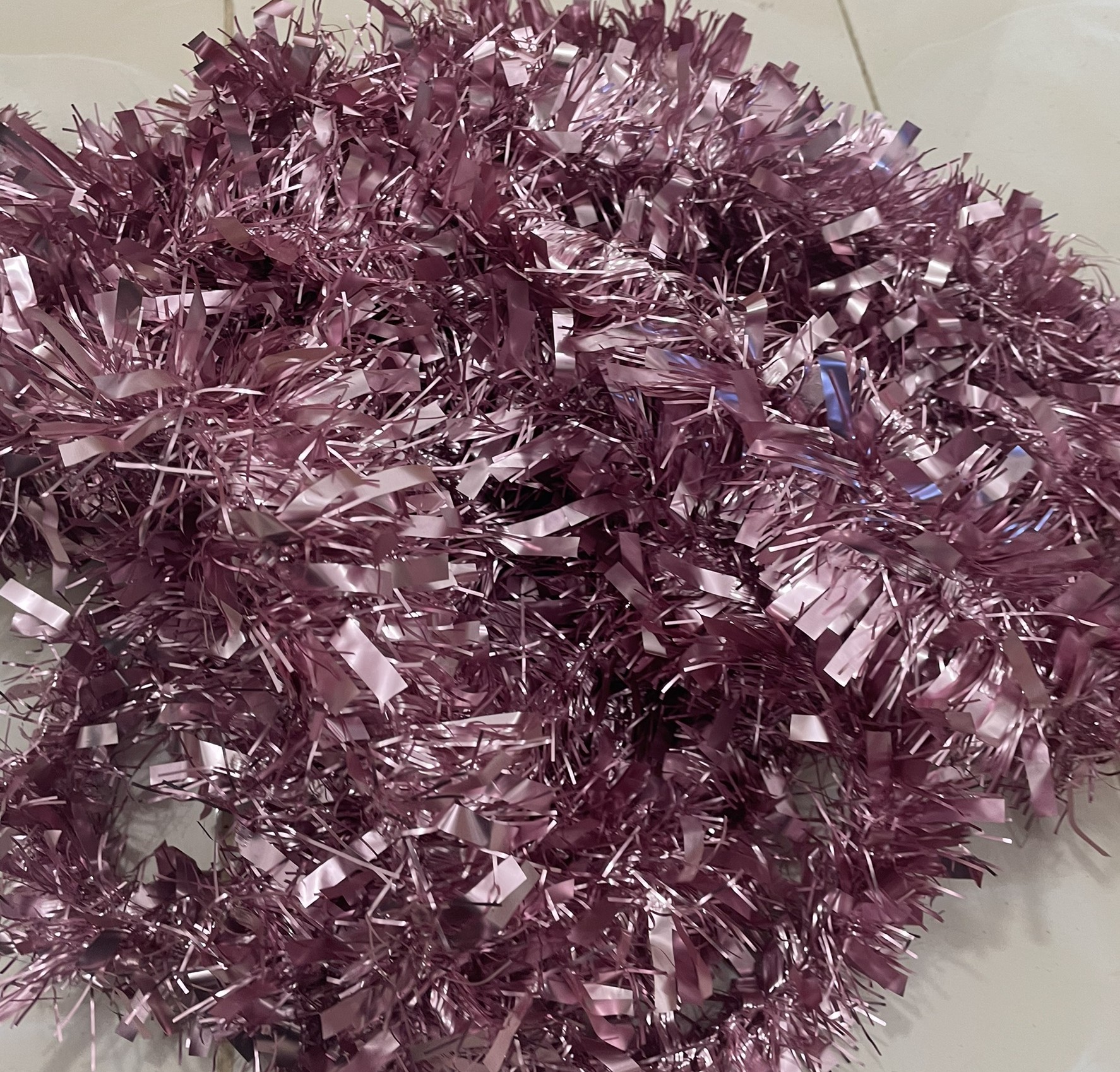 สายรุ้งฟอยล์ พู่ตกแต่งต้นไม้ Foil Tinsel Garland ยาว 5 เมตร สีชมพู
